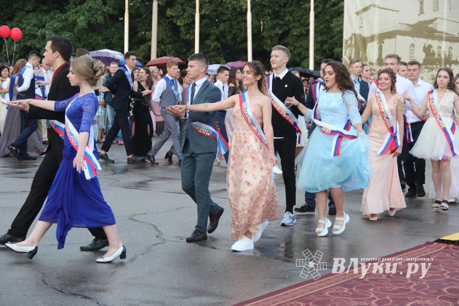 Великолукской «Бригантине» пришлось поплавать под дождём (ФОТО)