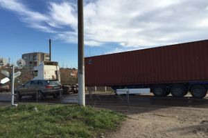 Фотофакт: на «самарском» переезде у фуры оторвался прицеп