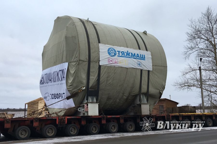 Негабаритный автопоезд встал на ночёвку под Великими Луками (ФОТО, ВИДЕО)