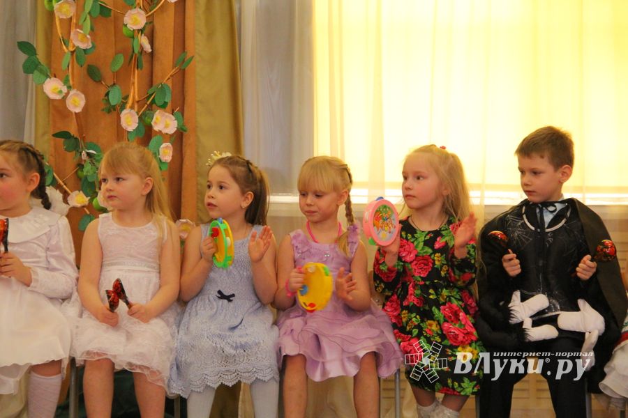 Юные великолучане поздравили мам и бабушек с помощью Золушки (ФОТО)