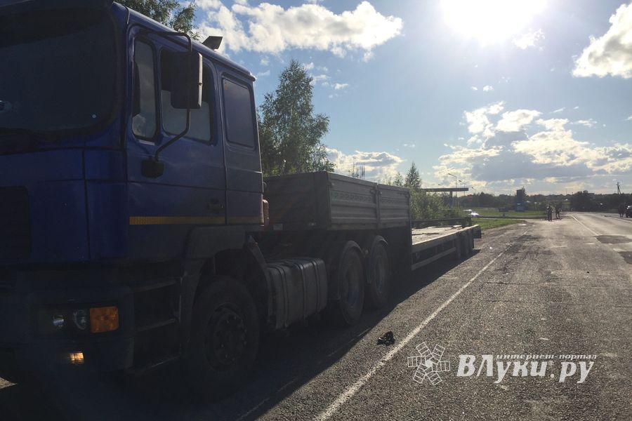 На трассе Рига-Москва столкнулись легковушка и фура (ФОТО)