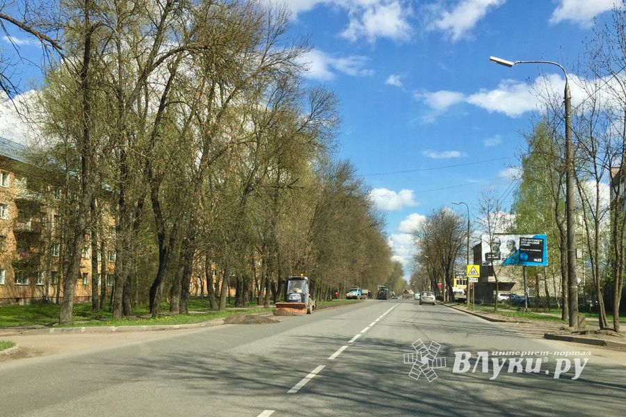 В Великих Луках убирают проспект Гагарина (ФОТО)