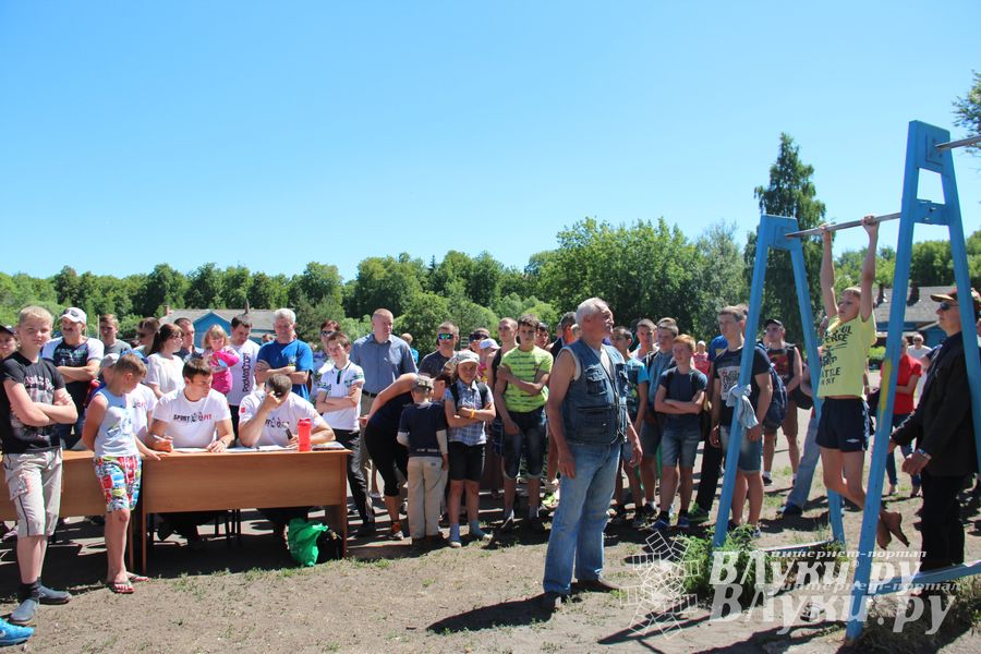 В Великих Луках состояли соревнования по подтягиванию на турнике (фото)