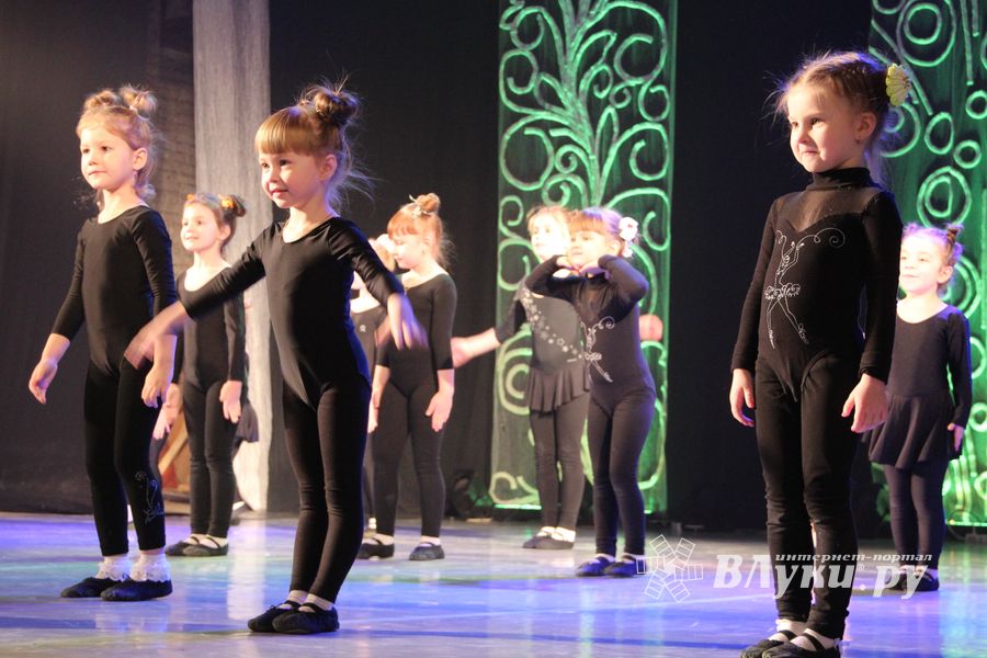 Юные артисты ГДК им. Ленина поздрвили пап с праздником (ФОТО)