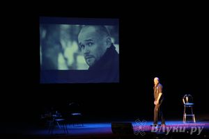 Максим Аверин выступил в Великих Луках с моноспектаклем (фото)