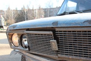 В Великих Луках водитель сбил на остановке женщину и ребенка (ФОТО)