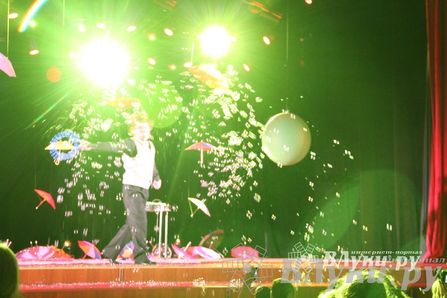 Шоу магических зонтиков и мыльных пузырей увидели юные великолучане