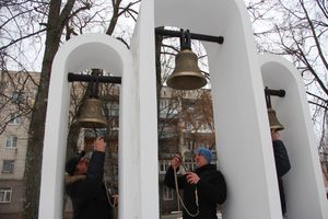 Великолучане почтили память героев-десантников