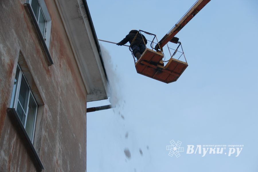 На Нелидовской сбивают сосульки (ФОТО)