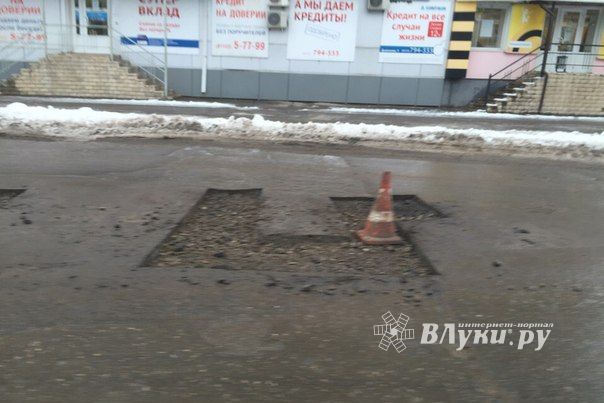 Фотофакт: На ул. Дьяконова вскрыли дорожное покрытие