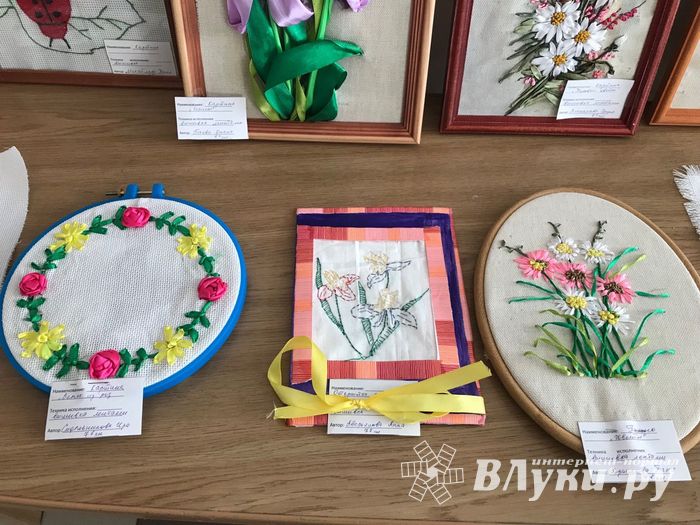 В школе №13 проходит выставка творческих работ учащихся (ФОТО)