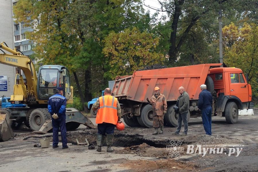 На ул. Вокзальная прорвало водопровод — дорога перекрыта (ФОТО)