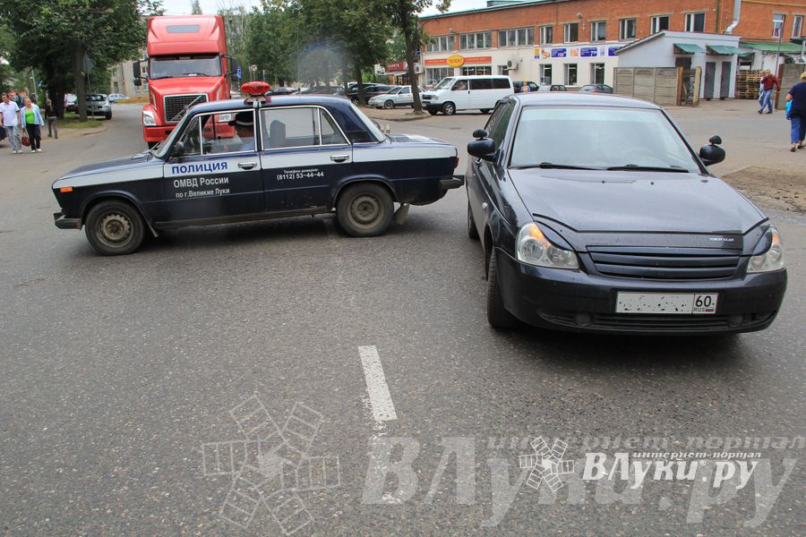 В Великих Луках «Лада Приора» наехала на полицейские жигули