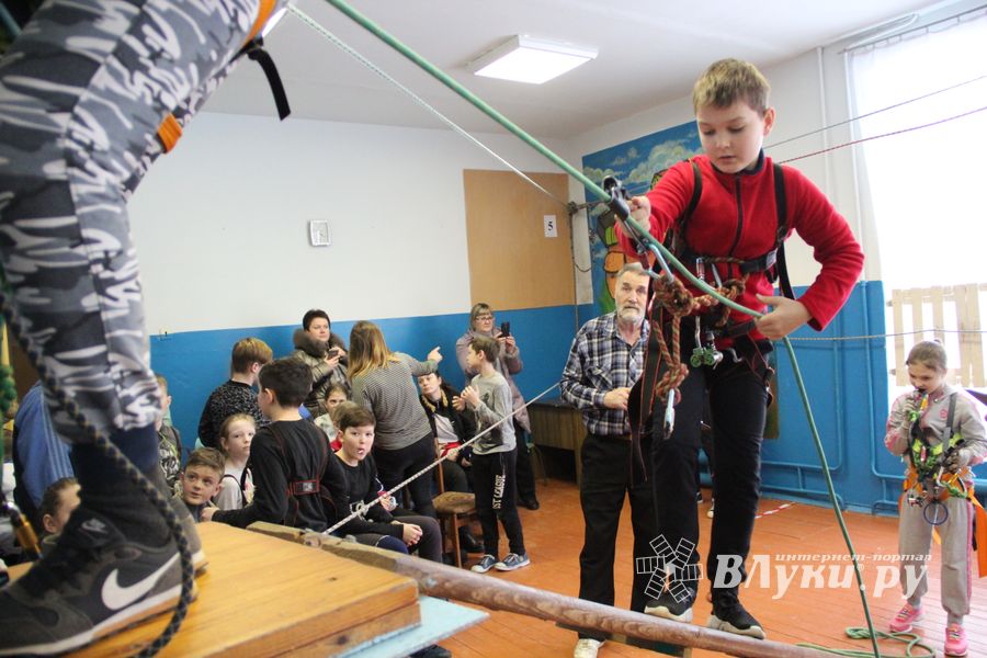 Великолукские школьники попрыгали по «кочкам»