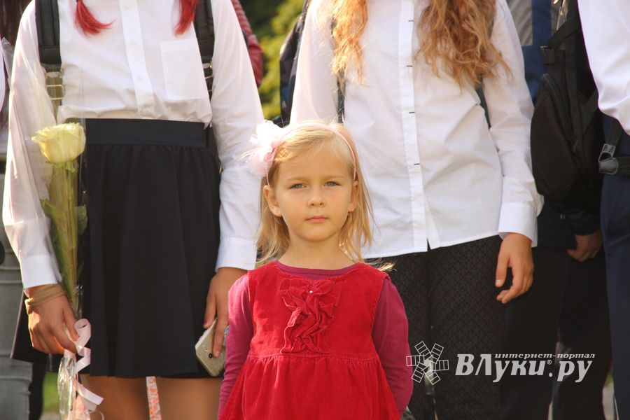 1 сентября в школах Великих Лук прошли Торжественные линейки (ФОТО)