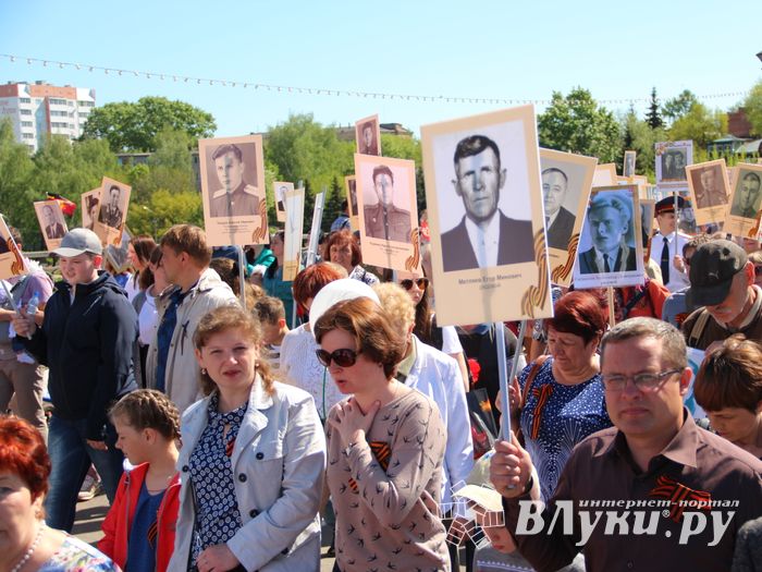 По центральному проспекту Великих Лук прошёл  «Бессмертный полк» (0+) (ФОТО)