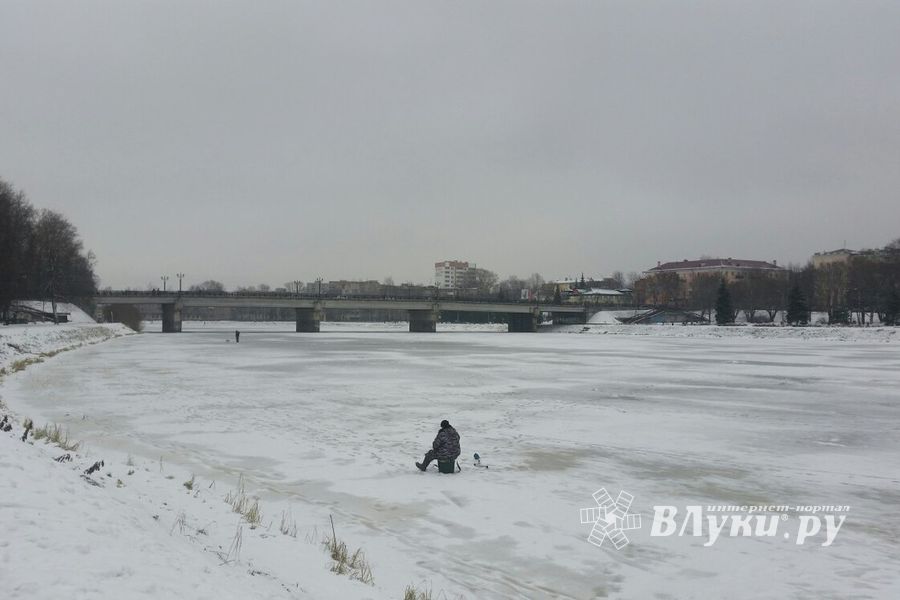 Лёд ненадёжен, но рыбы великолучанам хочется (ФОТО)