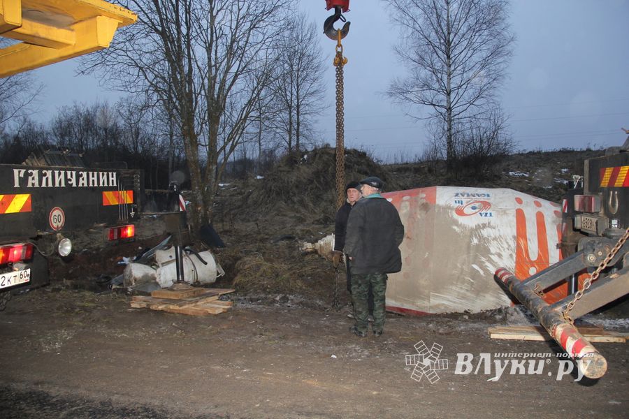 В районе деревни Булынино перевернулась бетономешалка (ФОТО)
