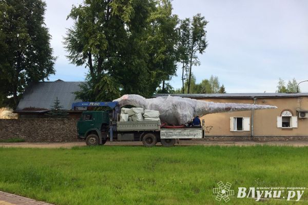 В Великие Луки завезли динозавров (ФОТО)