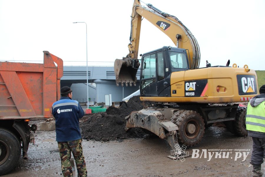 На строительстве путепровода грузовик чуть не ушел под землю