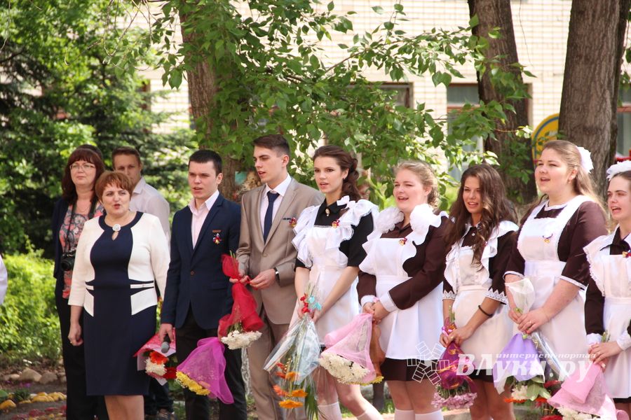 В Великих Луках прозвенели «последние» звонки (ФОТО)
