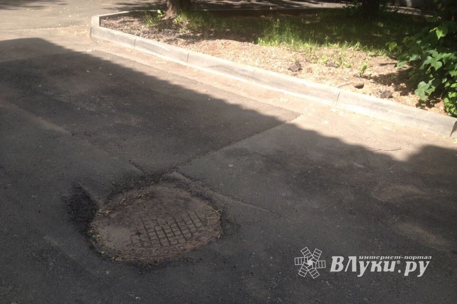 Великолучанка пожаловалась губернатору на новый асфальт во дворе (ФОТО)