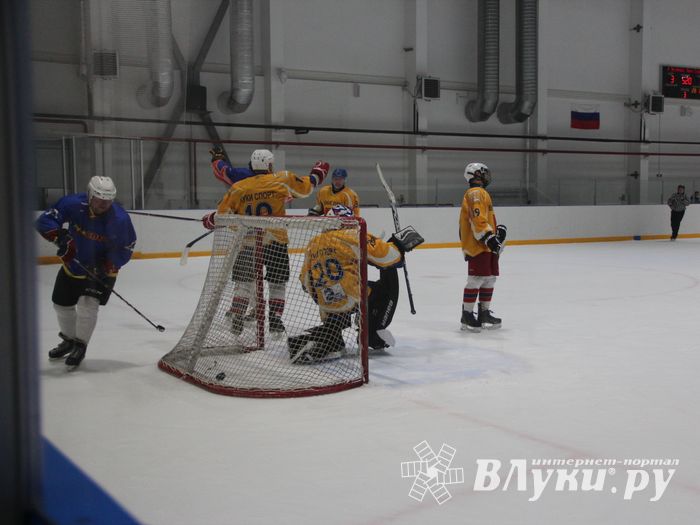 Великолукские хоккейные клубы провели матч в рамках чемпионата города (ФОТО)