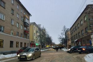 Улицу Зверева в Великих Луках заблокировал автокран (ФОТО)