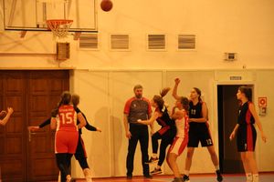 Великолукские баскетболистки борются за Кубок города (ФОТО)