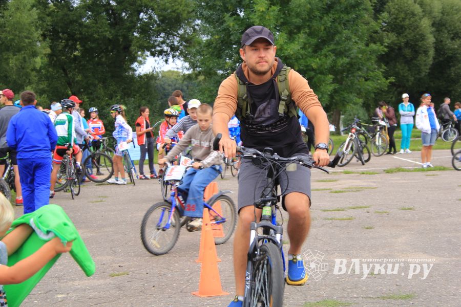 В Великих Луках прошёл Велопарад (ФОТО)