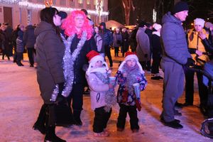 В Великих Луках зажглась новогодная ёлка (ФОТО)