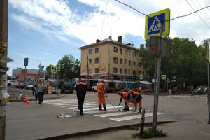 На улице Зверева обновляют зебр (ФОТО)