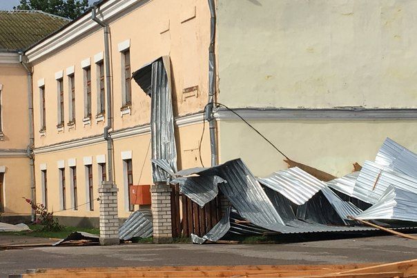 Ураган в Псковской области валил деревья и срывал крыши (ФОТО)