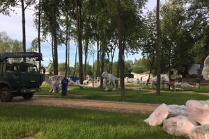 В Великие Луки завезли динозавров (ФОТО)