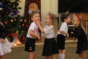 В Великие Луки пришла пора новогодних утренников (ФОТО)