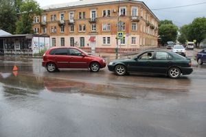 Водители из Питера и Торопца столкнулись в Великих Луках (ФОТО)