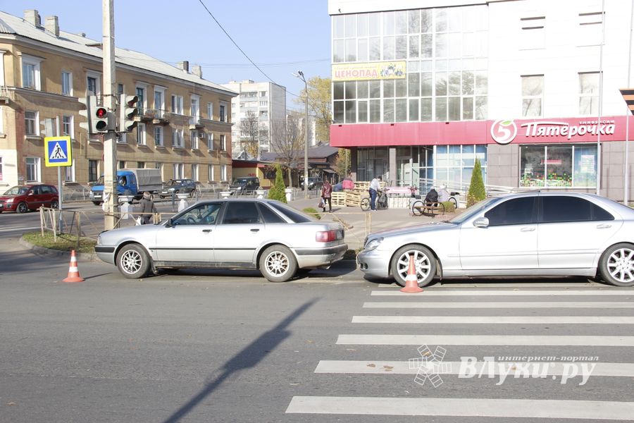 ​Водителя «Мерседеса» в Великих Луках подвела реакция (ФОТО)