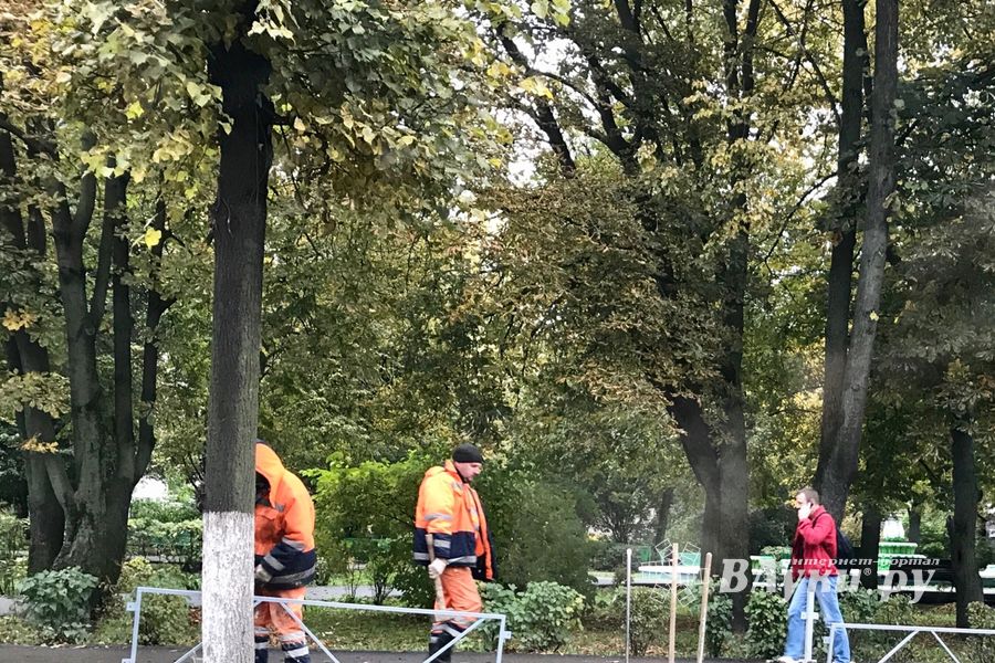 На пр. Октябрьском устанавливают ограждения (ФОТО)