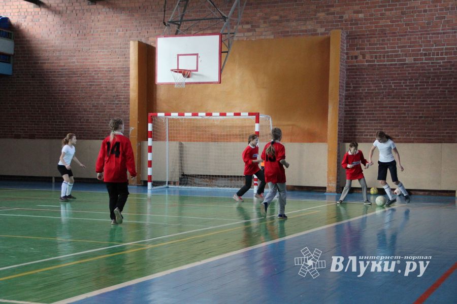 В Великих Луках прошел областной этап по мини-футболу среди девочек (фото)