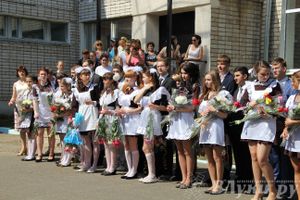 В Великих Луках прозвенели «Последние звонки»