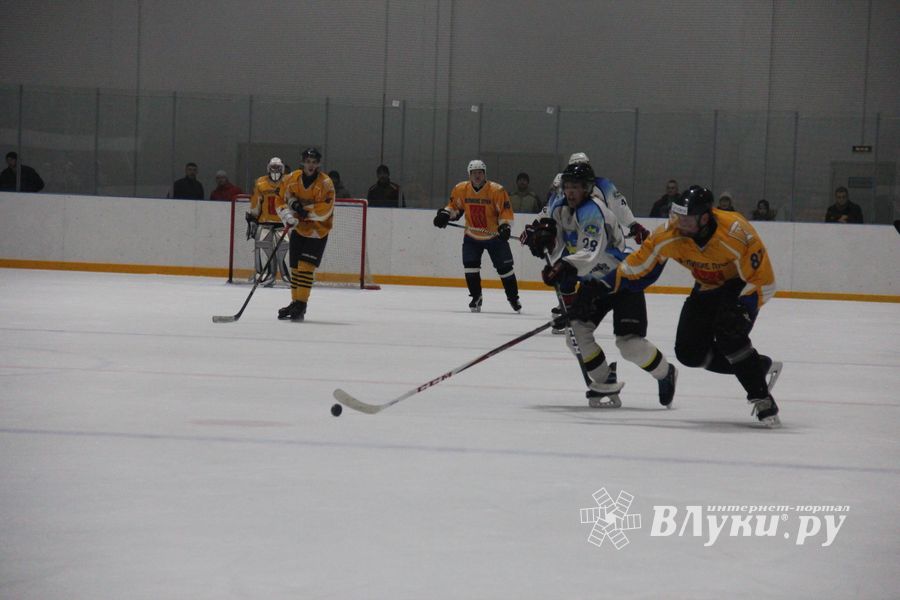 Две великолукские команды хоккеистов одержали победы в домашних матчах (ФОТО)
