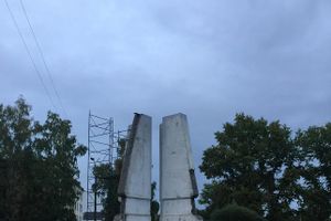 ​В Великих Луках реконструируют памятник в честь 800-летия города (фото)