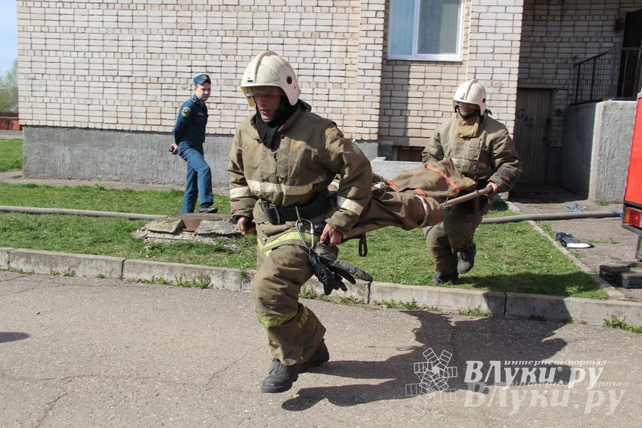 В Великих Луках прошли соревнования пожарных расчетов