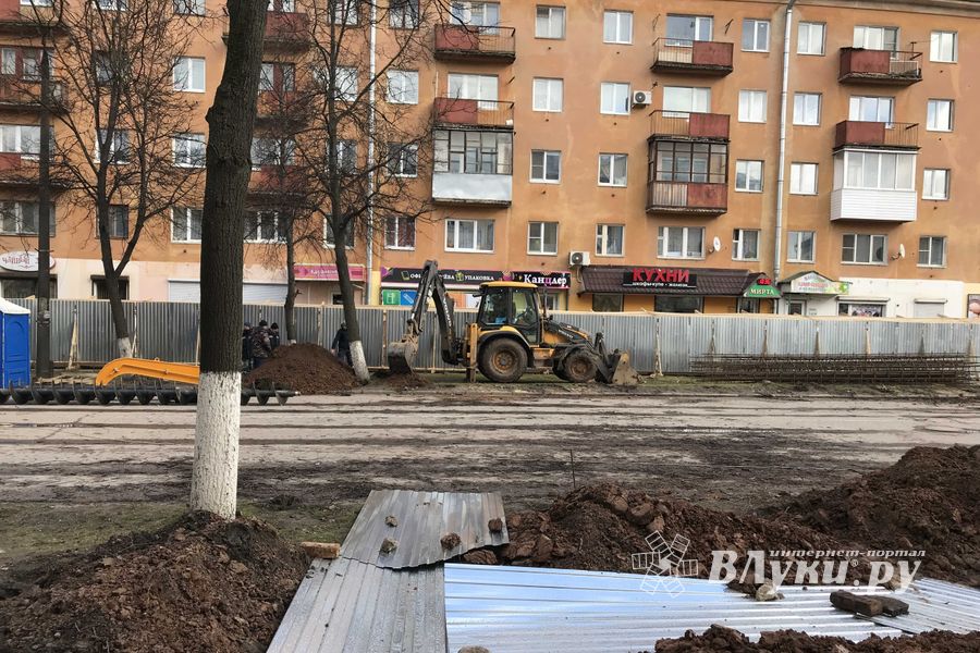 Вскрышные работы ведутся на месте будущих подземных переходов (ФОТО)