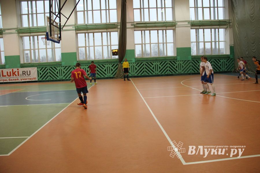 В Великих Луках продолжается Первенство города по мини-футболу (фото)