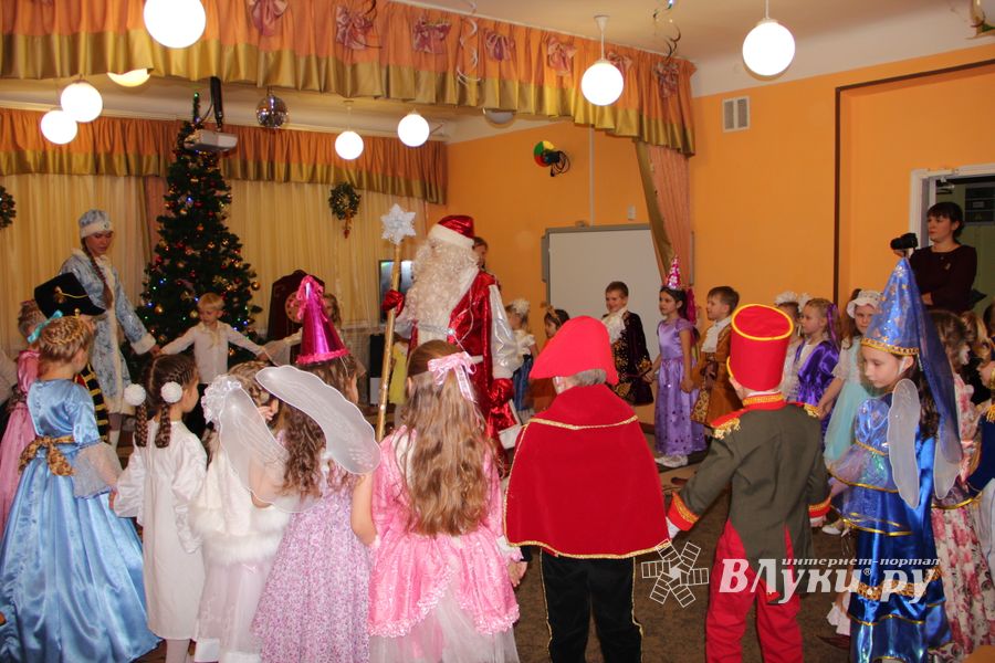 В Великие Луки пришла пора новогодних утренников (ФОТО)