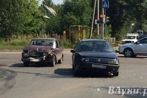 В Великих Луках столкнулись ВАЗ и Фольксваген (ФОТО)