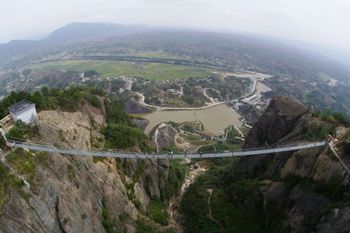 В Китае появился самый длинный стеклянный мост в мире (фото)