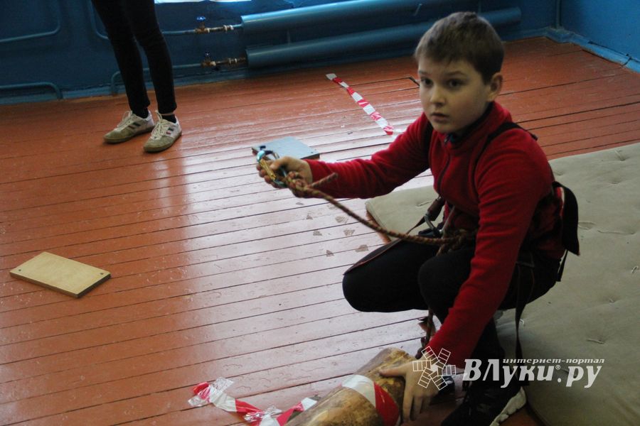 Великолукские школьники попрыгали по «кочкам»