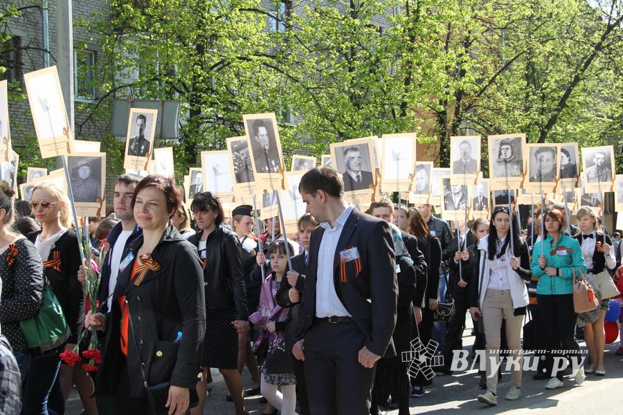9 мая в Великих Луках. Шествие и салют